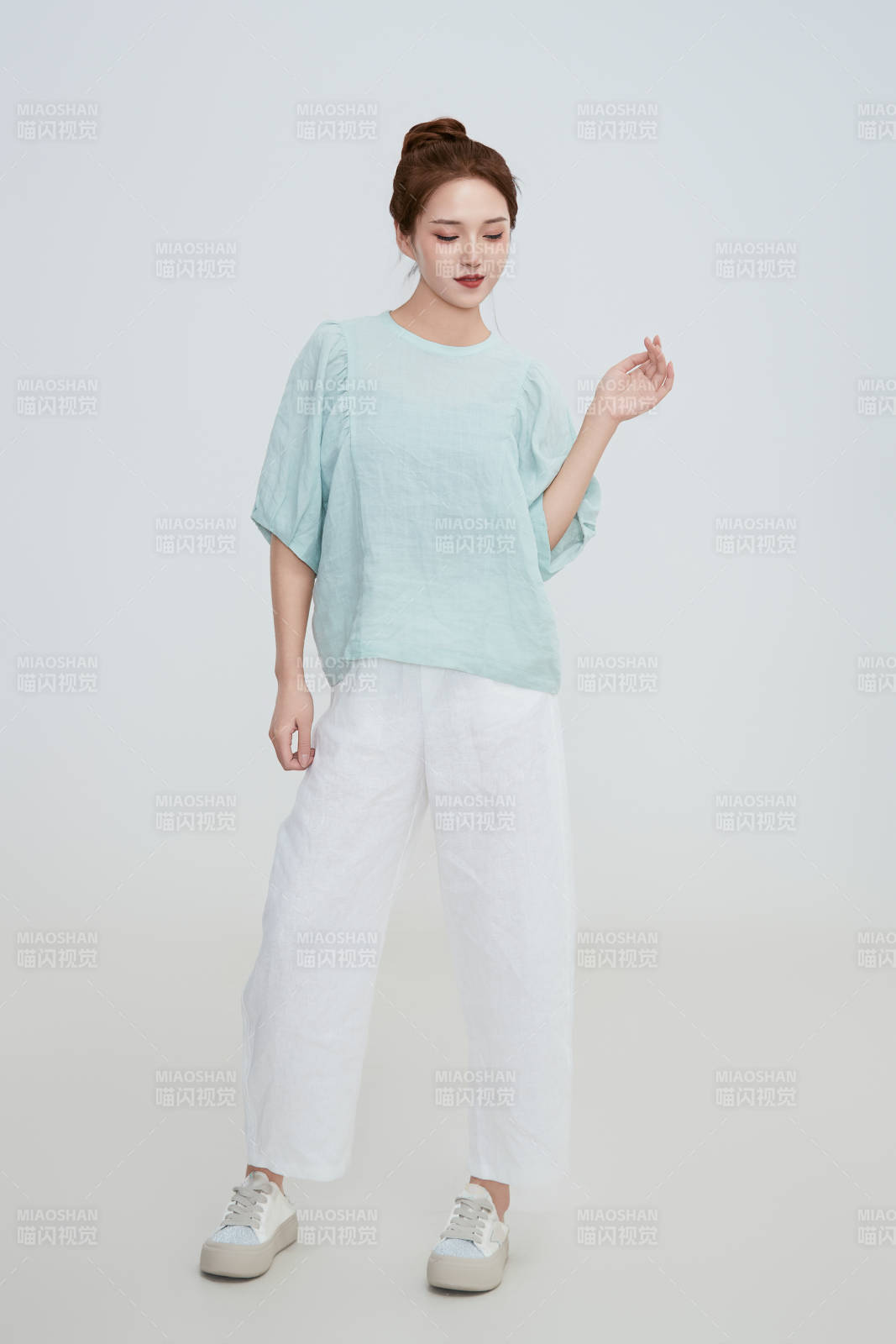 在摄影棚拍摄的青年时尚女性