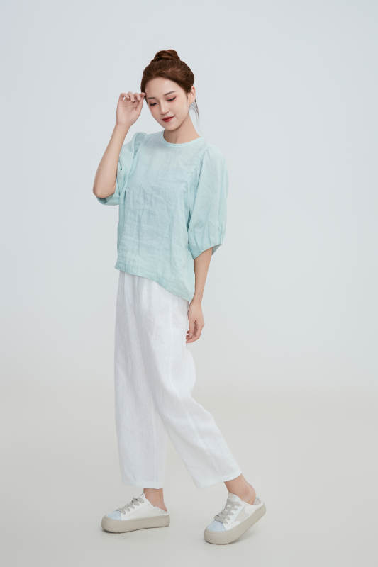 在摄影棚拍摄的青年时尚女性