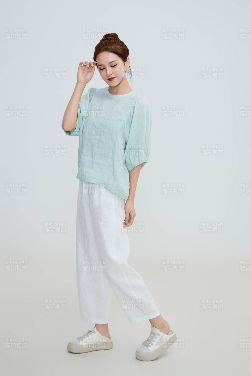 在摄影棚拍摄的青年时尚女性