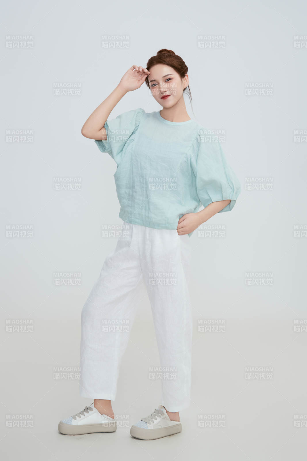 在攝影棚拍攝的青年時尚女性