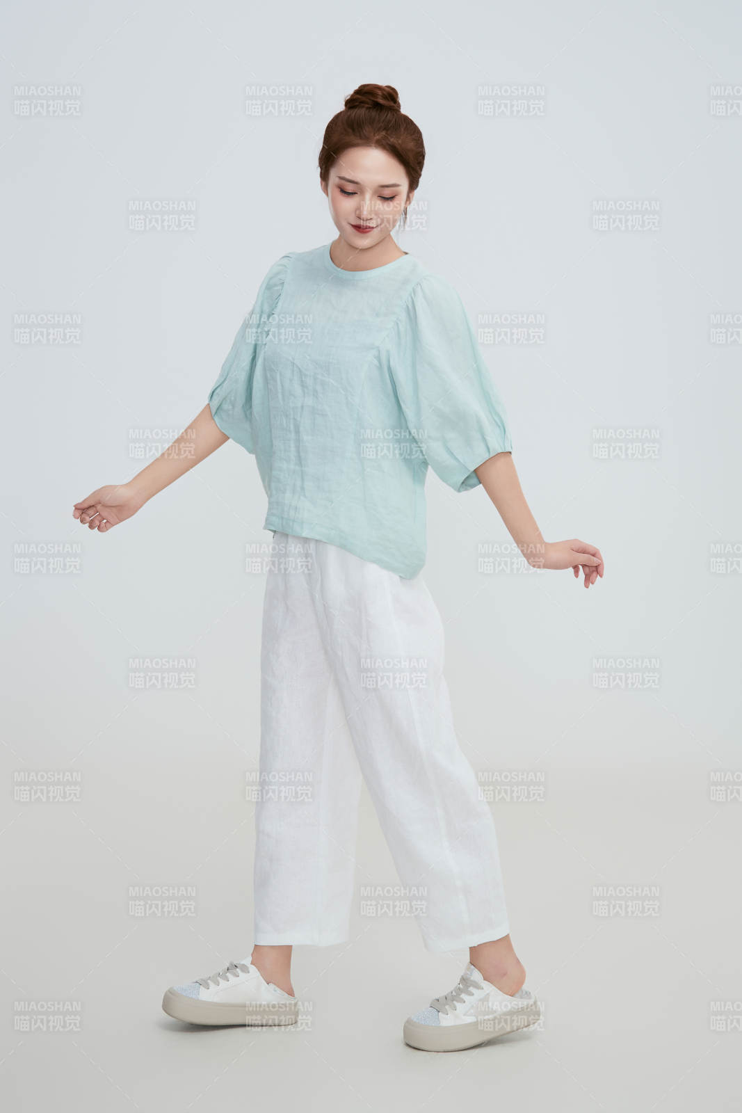 在攝影棚拍攝的青年時尚女性