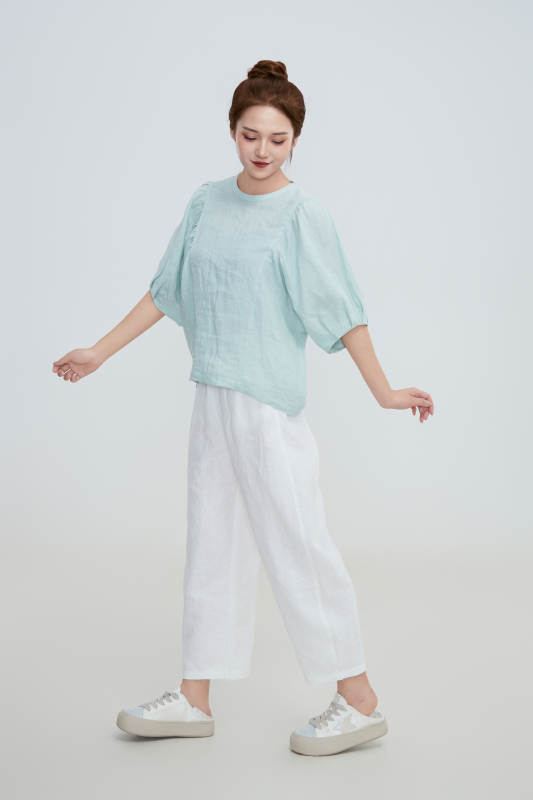 在摄影棚拍摄的青年时尚女性