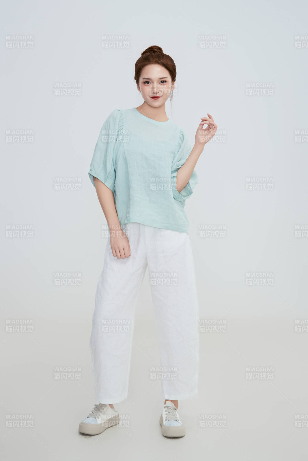 在攝影棚拍攝的青年時尚女性