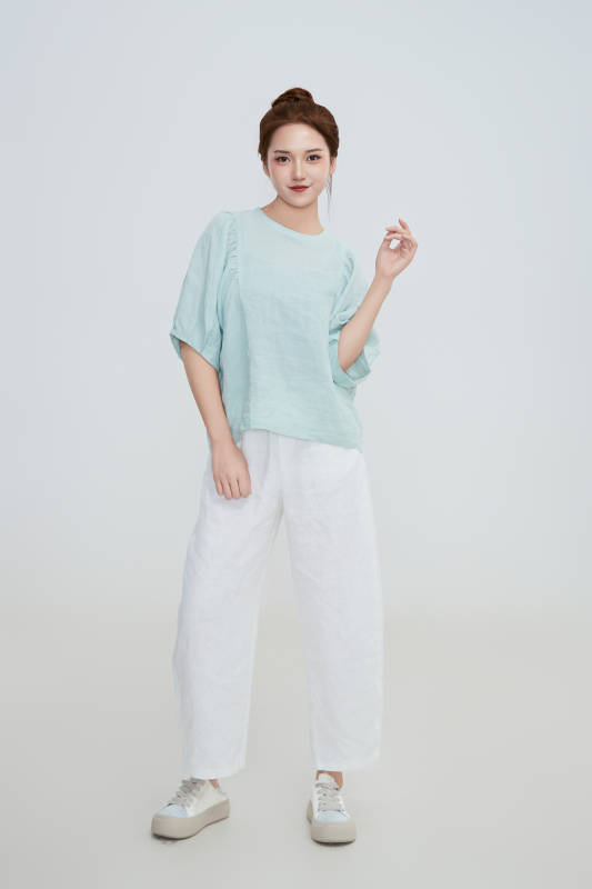 在攝影棚拍攝的青年時尚女性