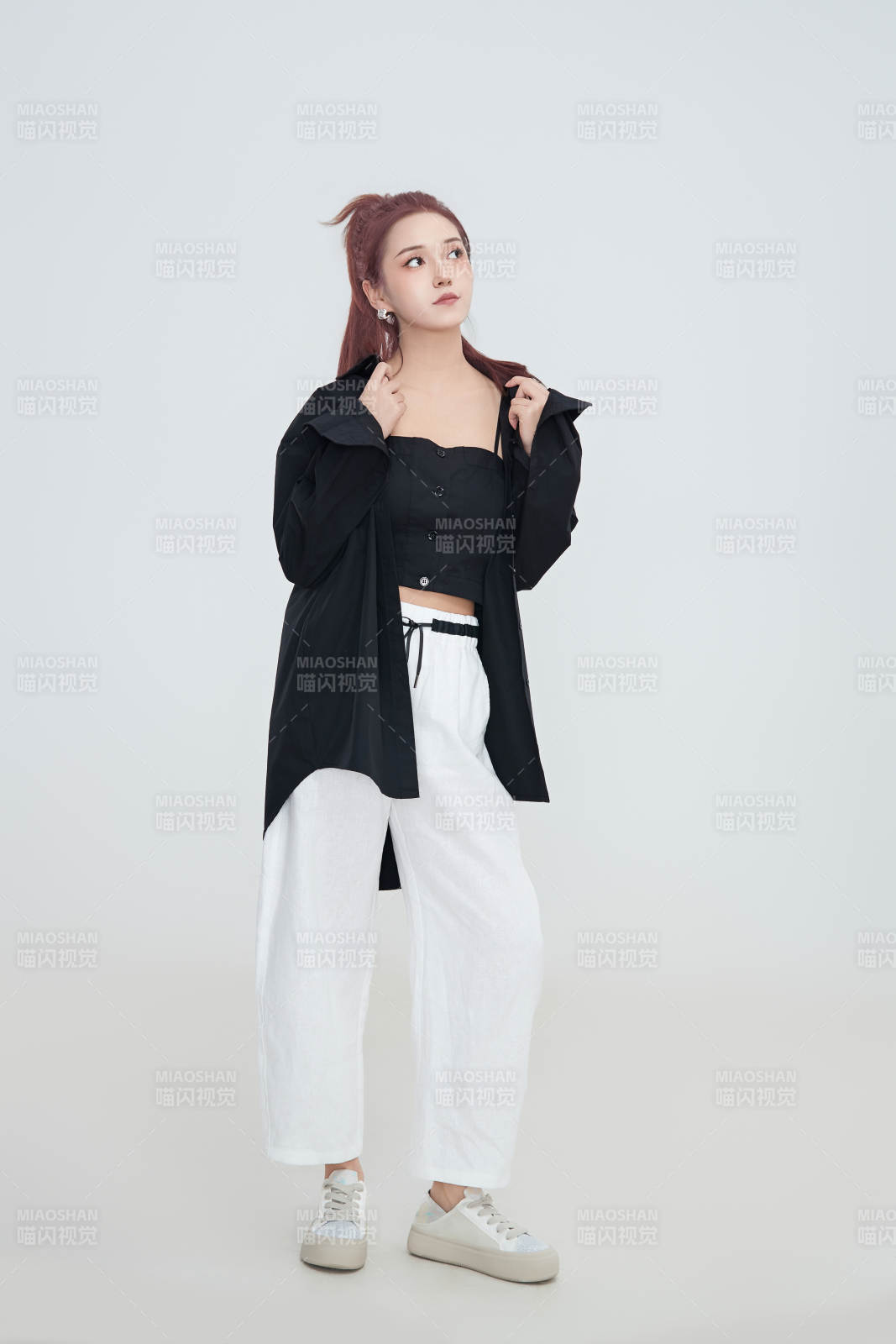 在攝影棚拍攝的青年時(shí)尚女性