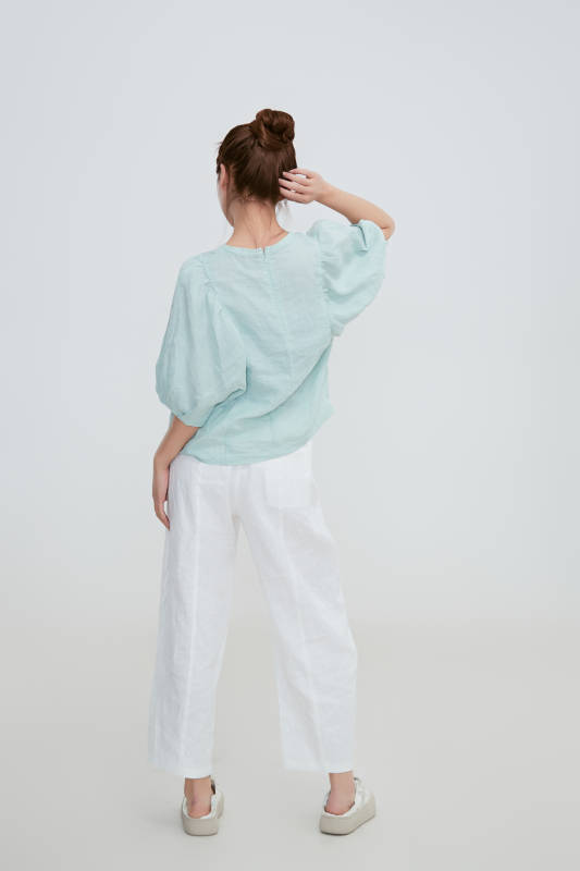 在摄影棚拍摄的青年时尚女性