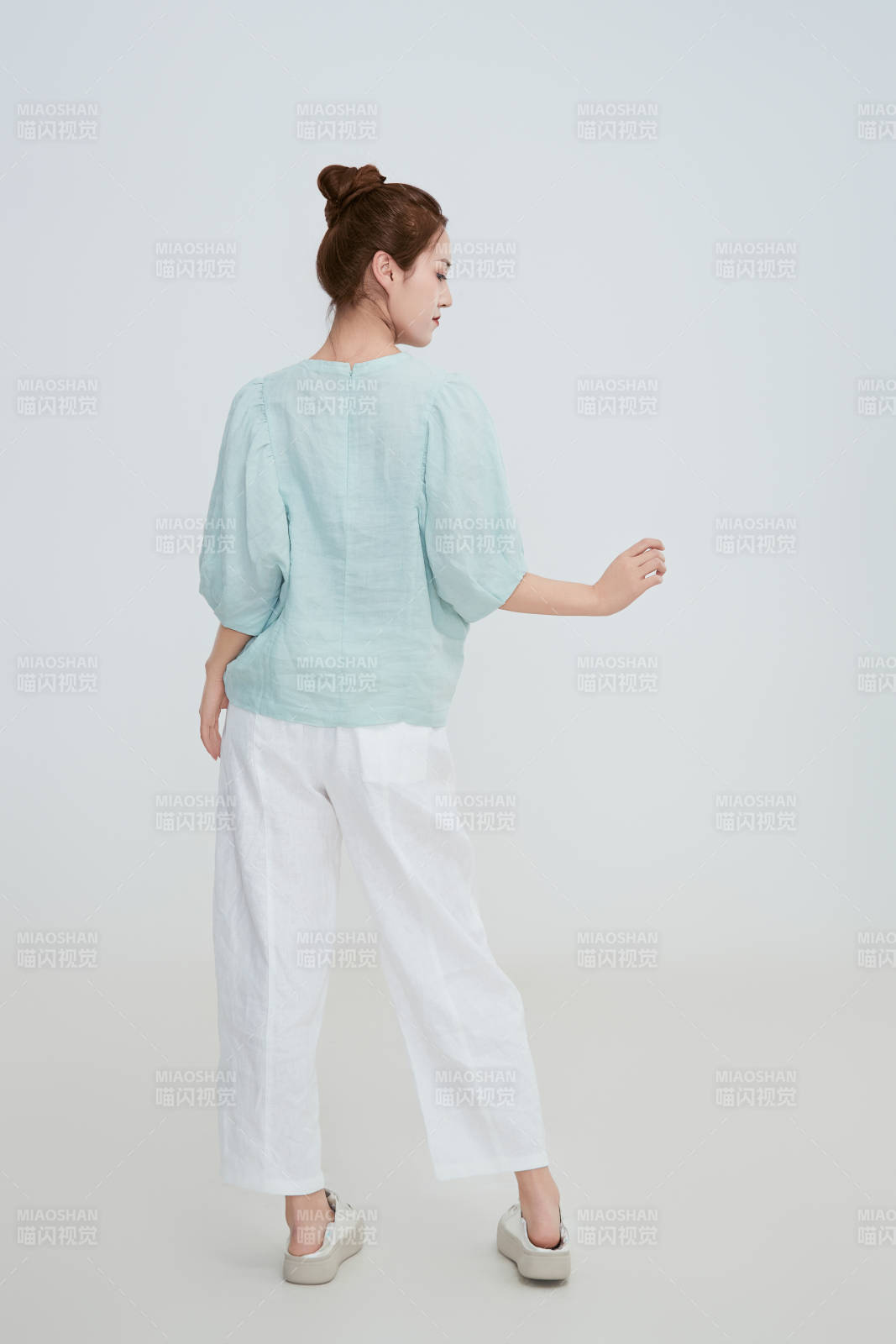 在攝影棚拍攝的青年時尚女性