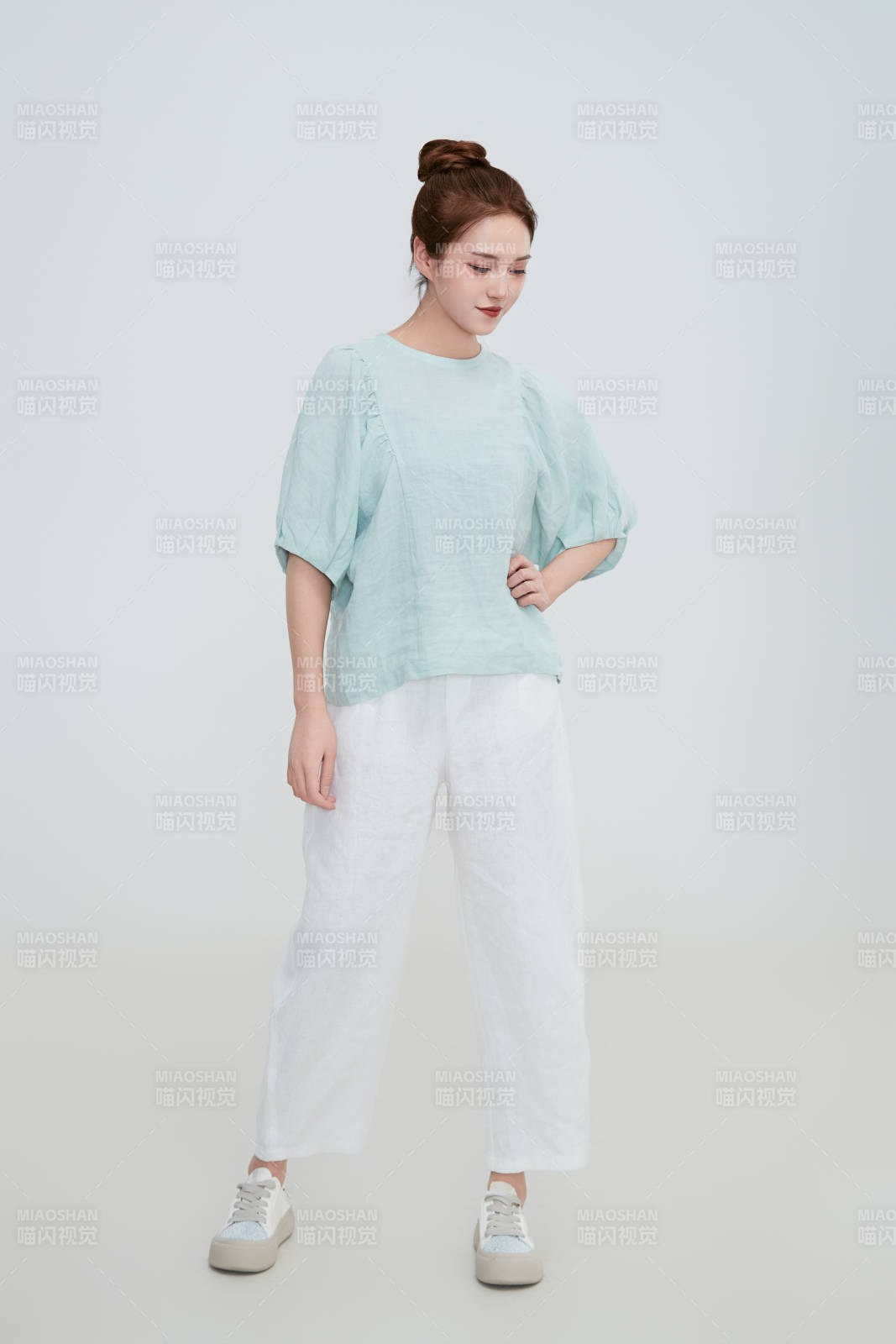 在攝影棚拍攝的青年時尚女性