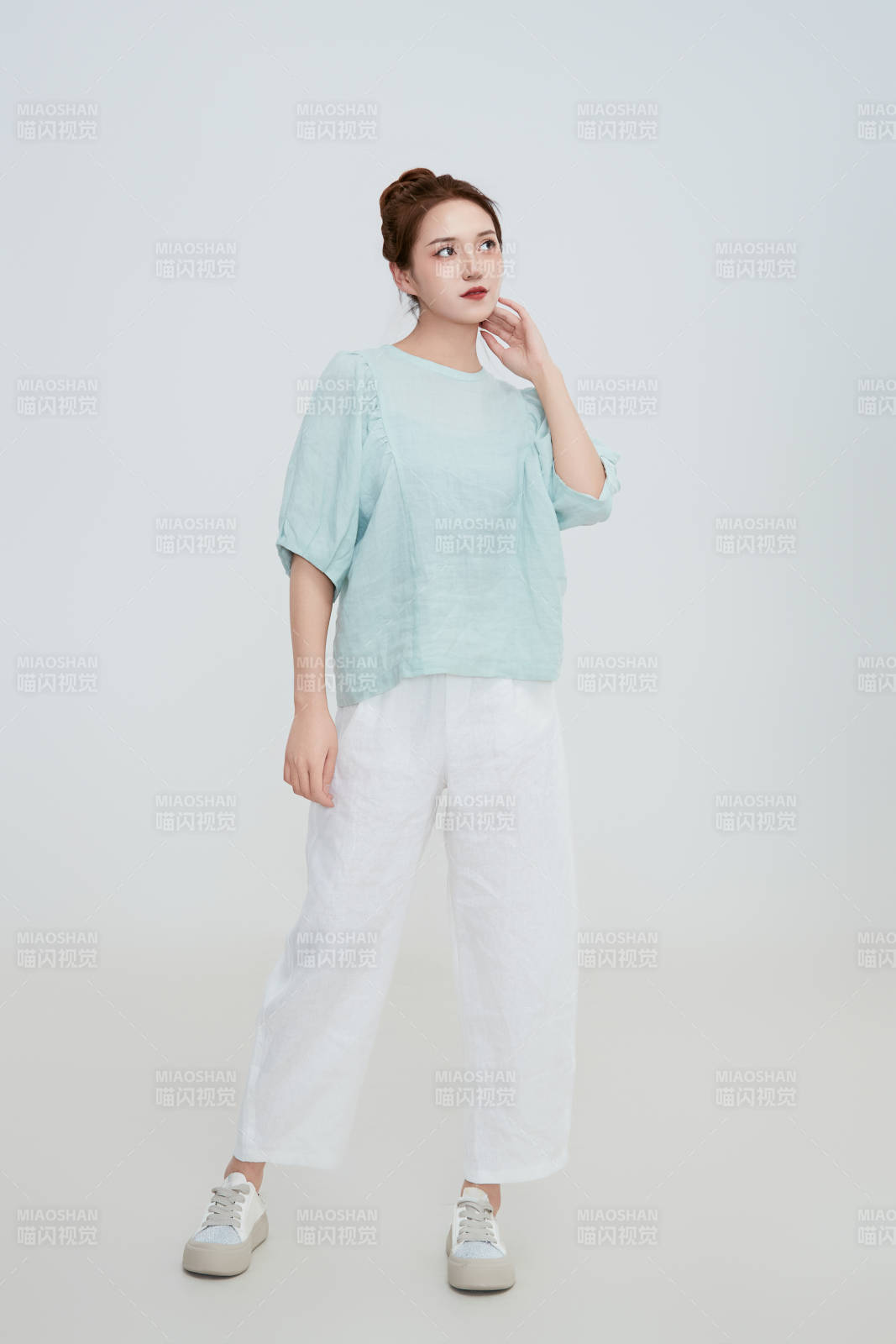 在摄影棚拍摄的青年时尚女性