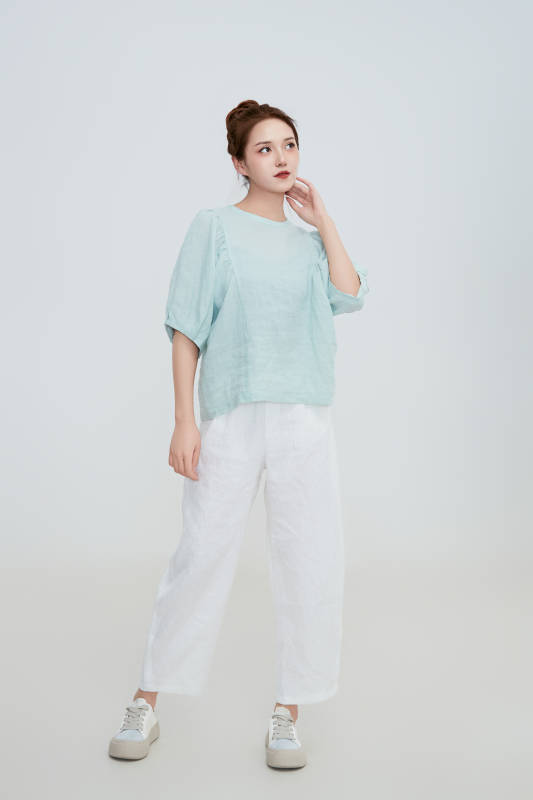 在摄影棚拍摄的青年时尚女性