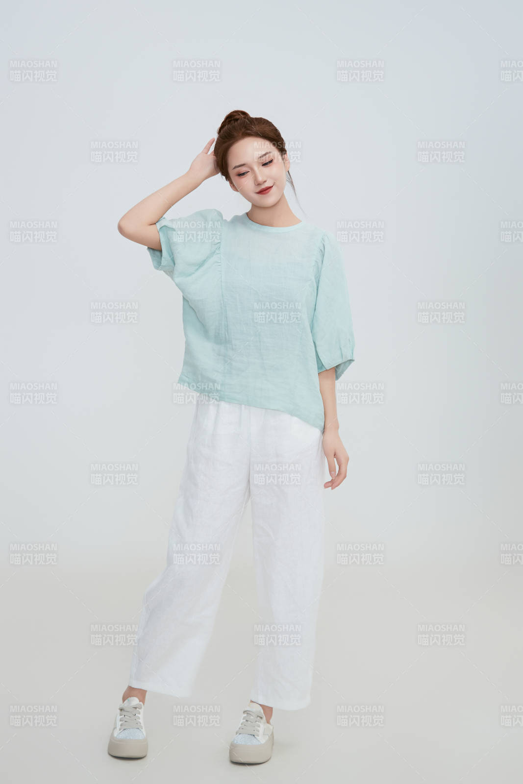 在摄影棚拍摄的青年时尚女性