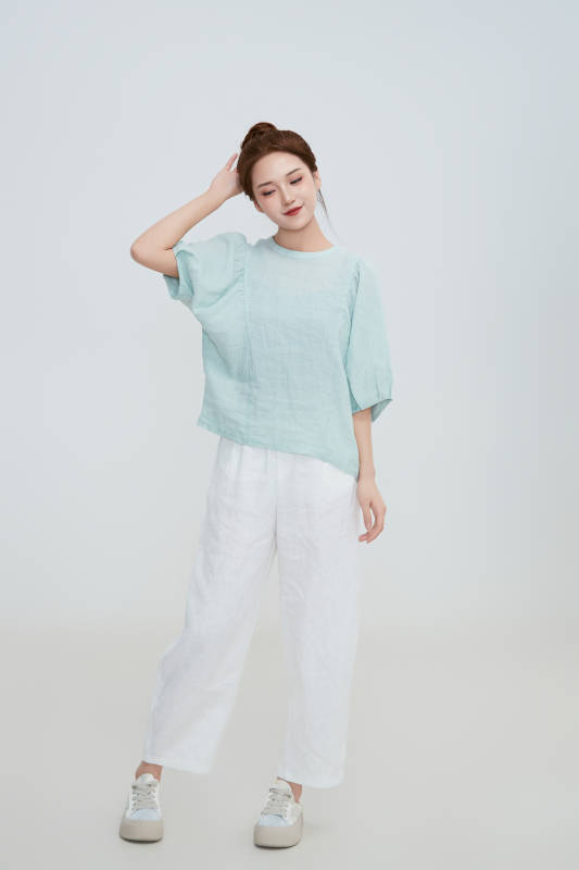 在摄影棚拍摄的青年时尚女性