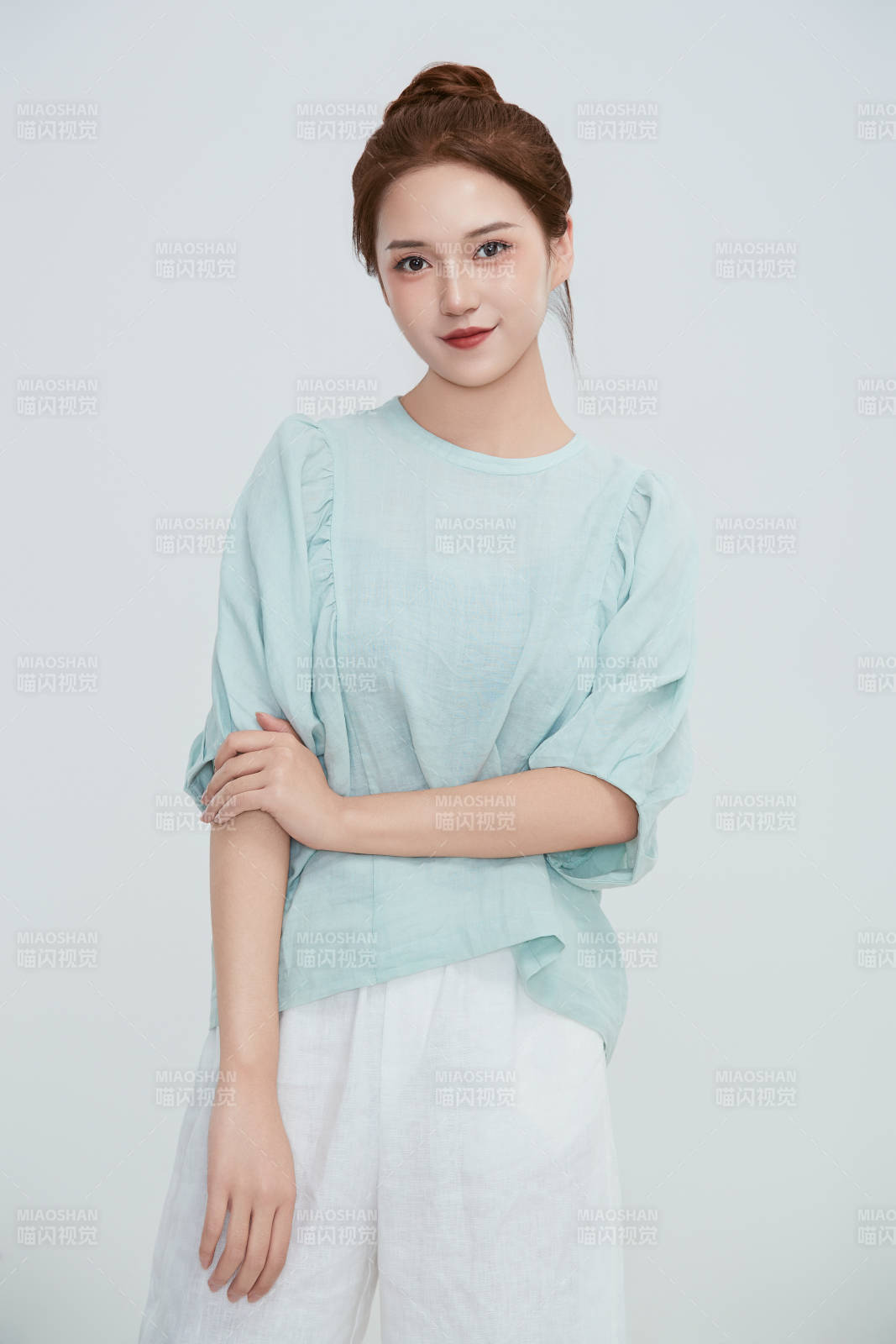 在攝影棚拍攝的青年時尚女性