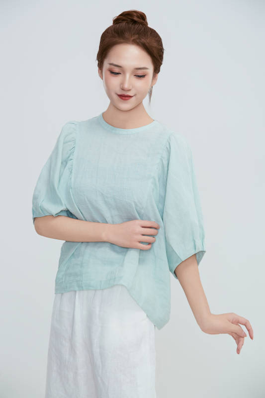 在摄影棚拍摄的青年时尚女性