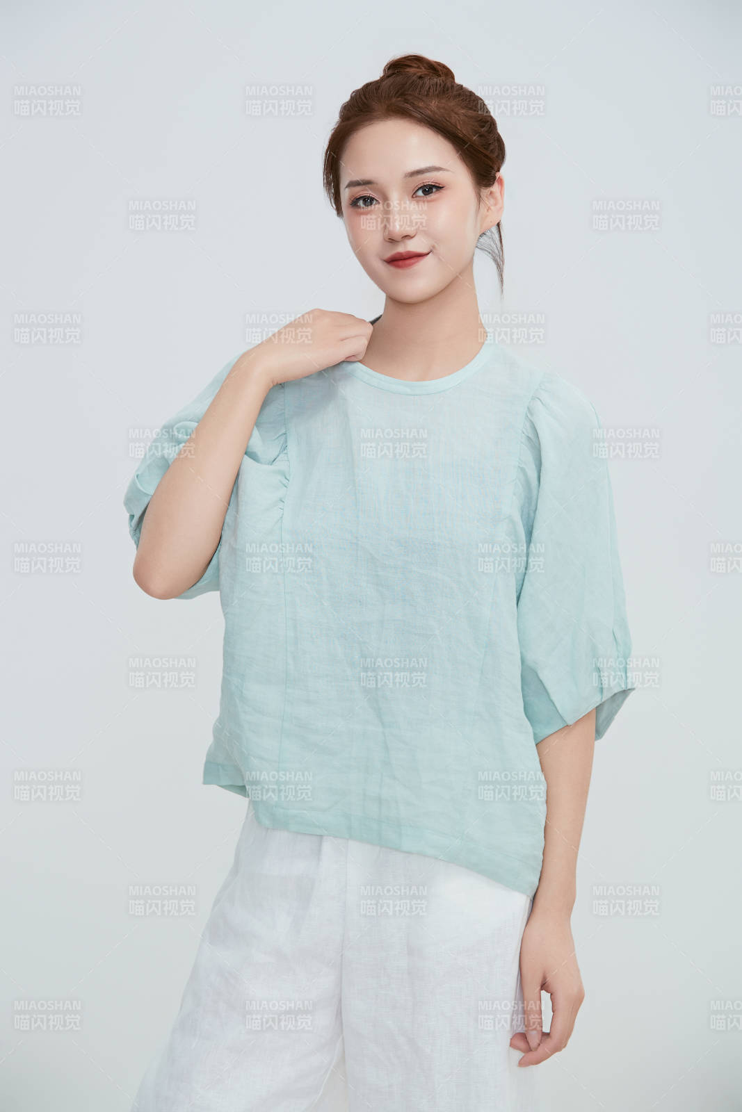 在攝影棚拍攝的青年時尚女性