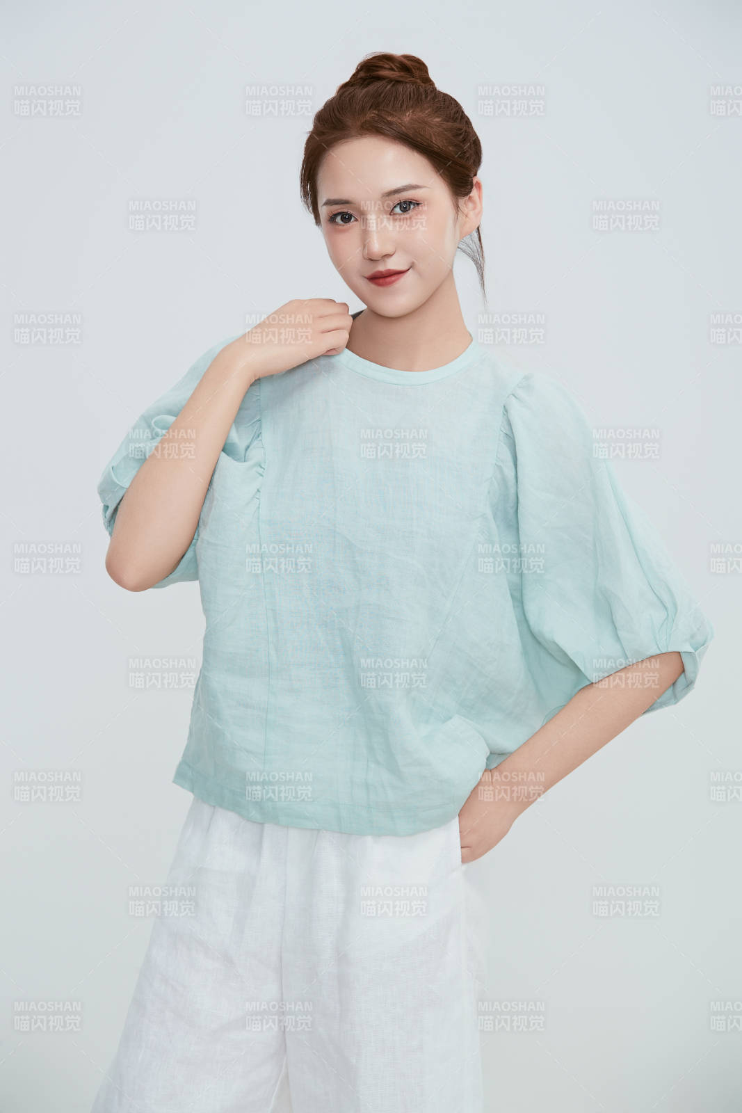 在攝影棚拍攝的青年時尚女性