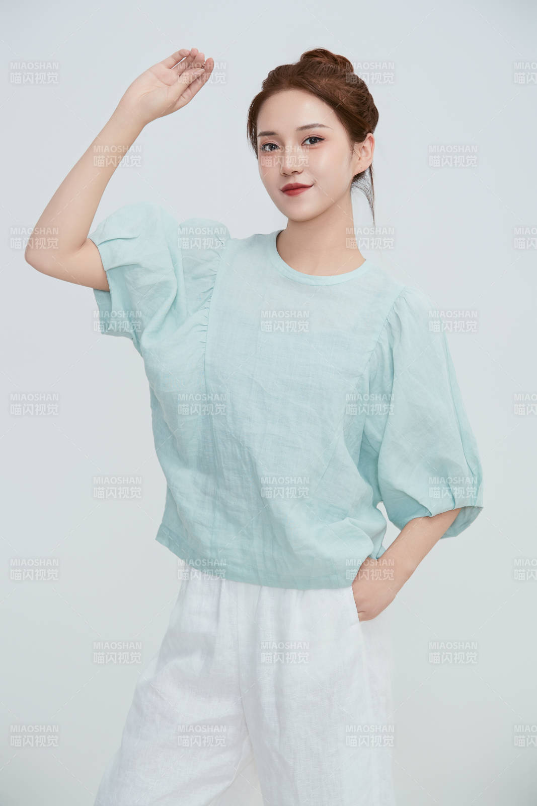 在攝影棚拍攝的青年時尚女性