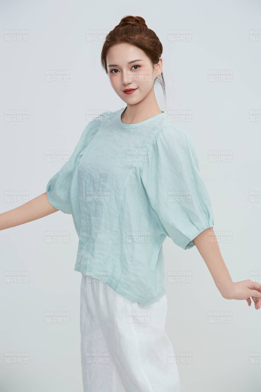 在攝影棚拍攝的青年時尚女性