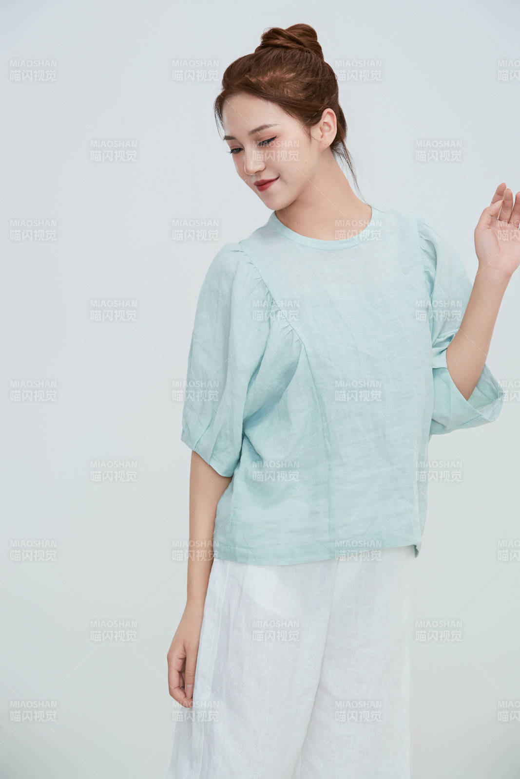 在攝影棚拍攝的青年時尚女性