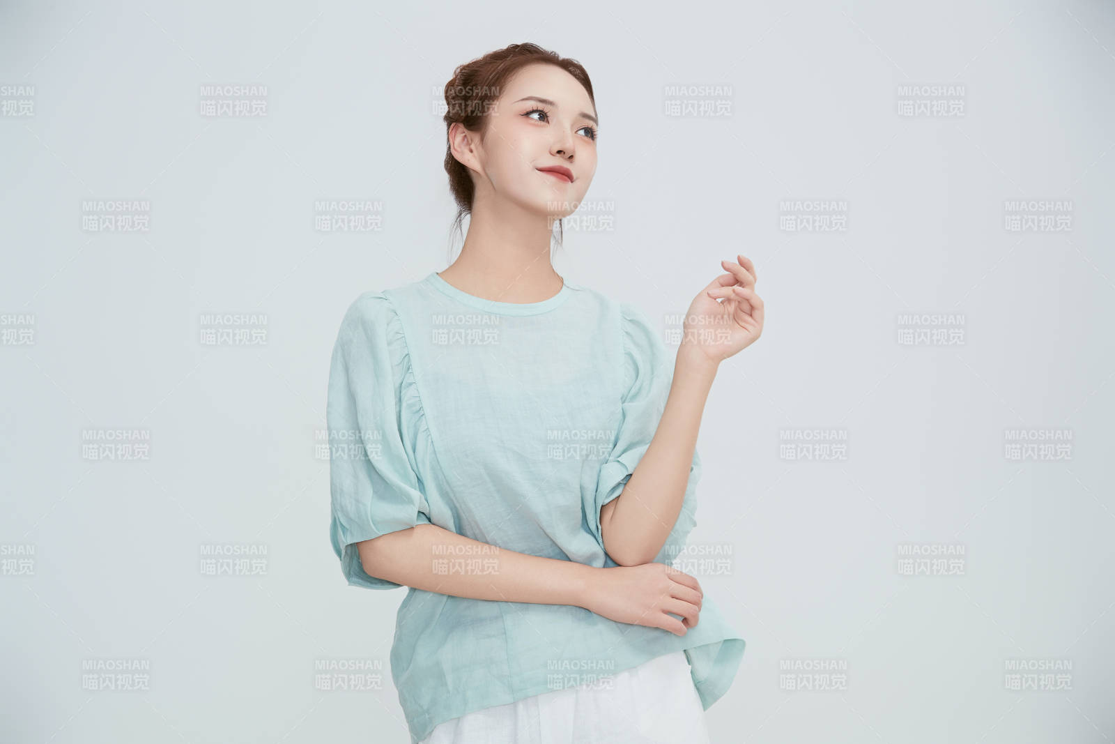 在攝影棚拍攝的青年時尚女性