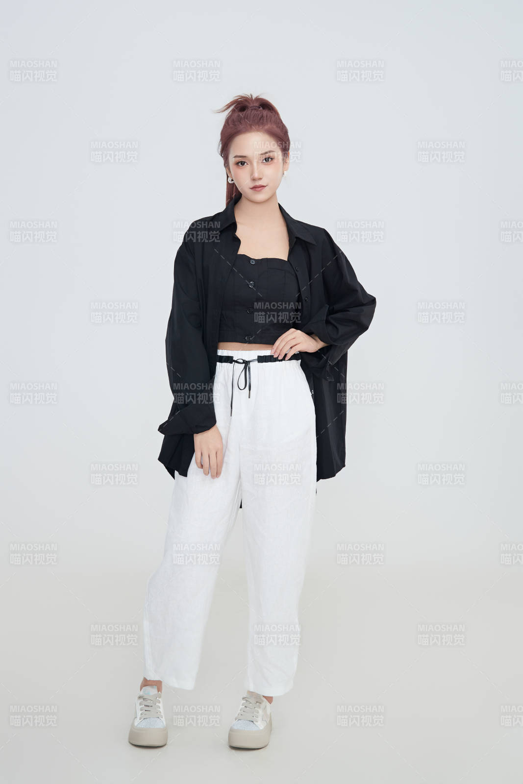 在攝影棚拍攝的青年時尚女性