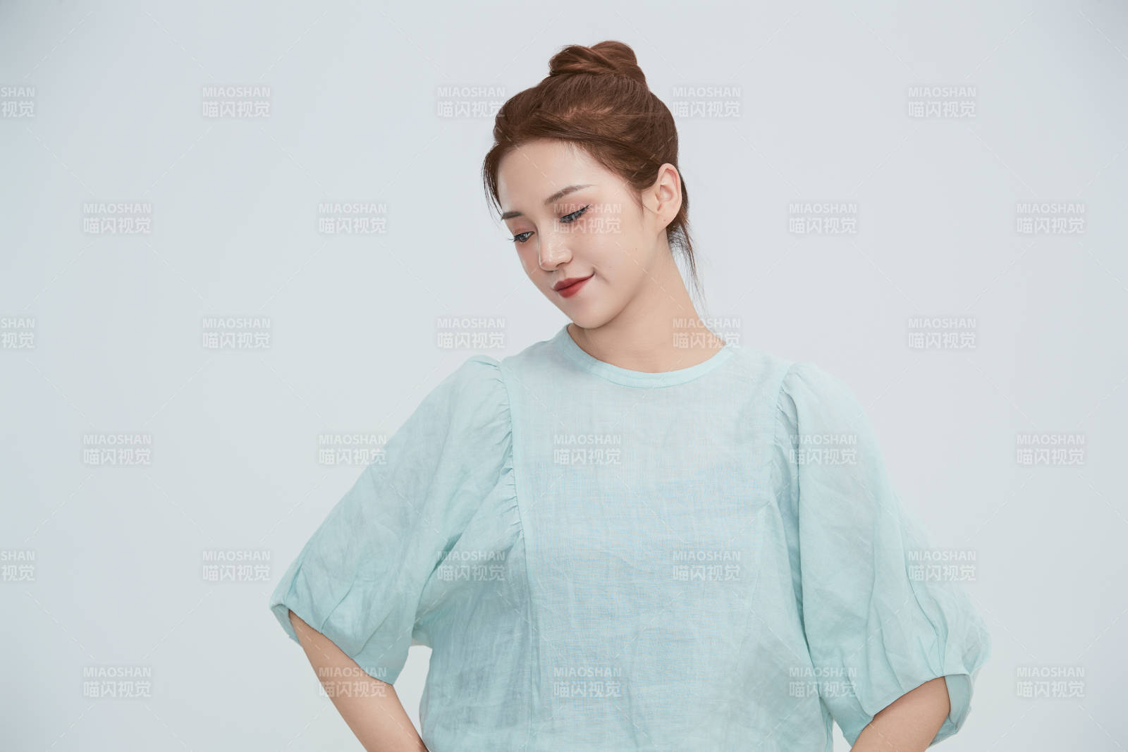 在攝影棚拍攝的青年時尚女性