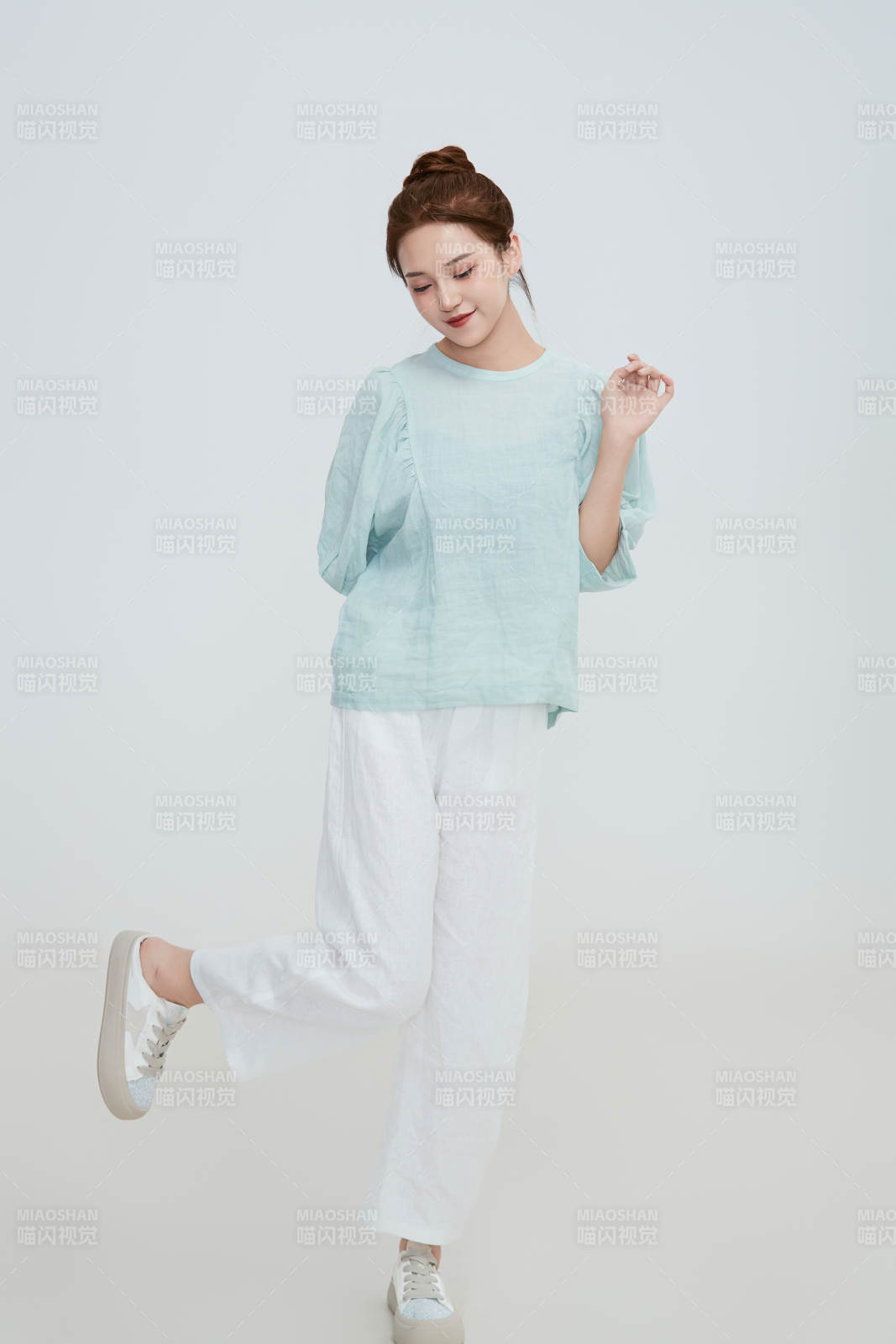 在攝影棚拍攝的青年時(shí)尚女性