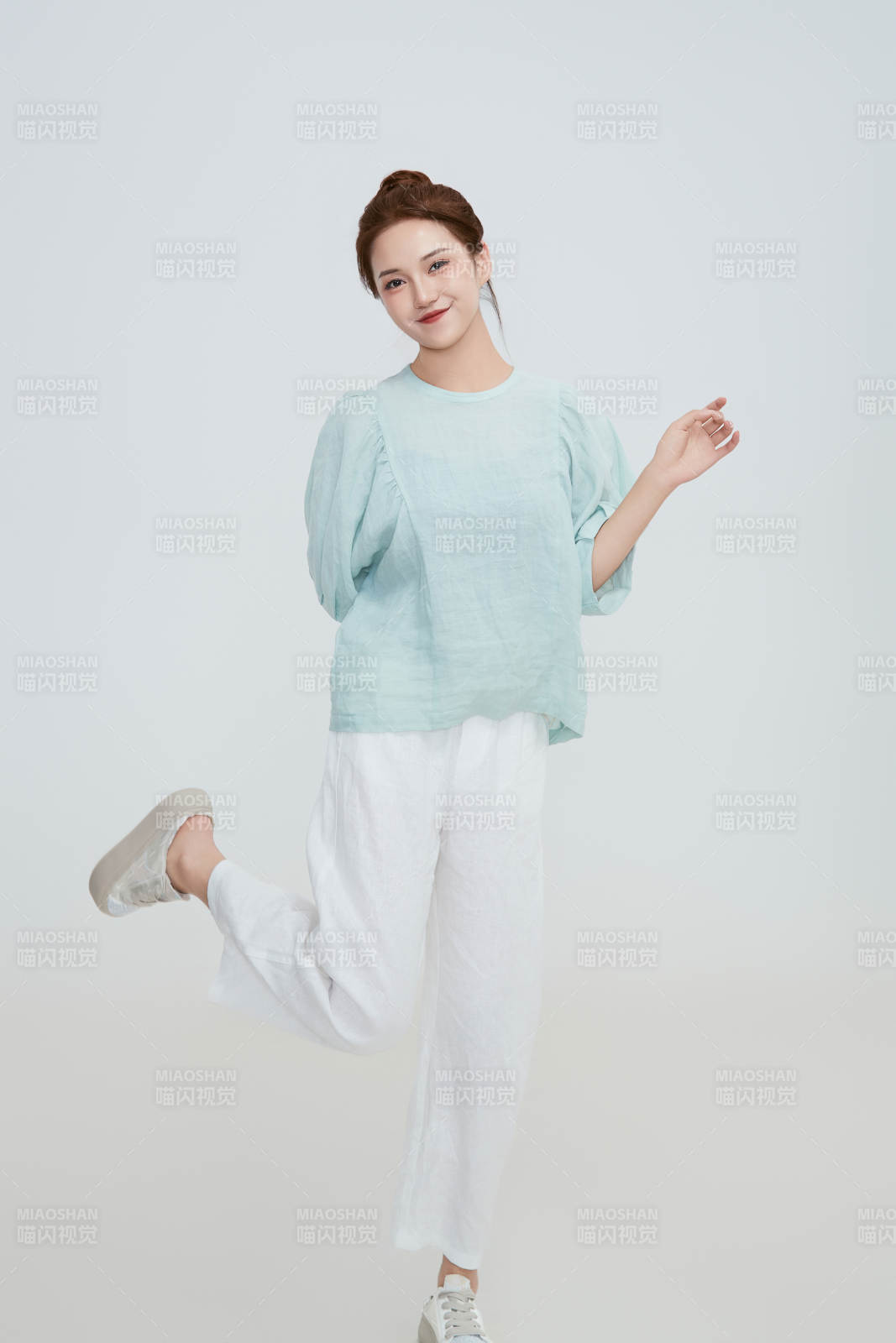 在攝影棚拍攝的青年時尚女性