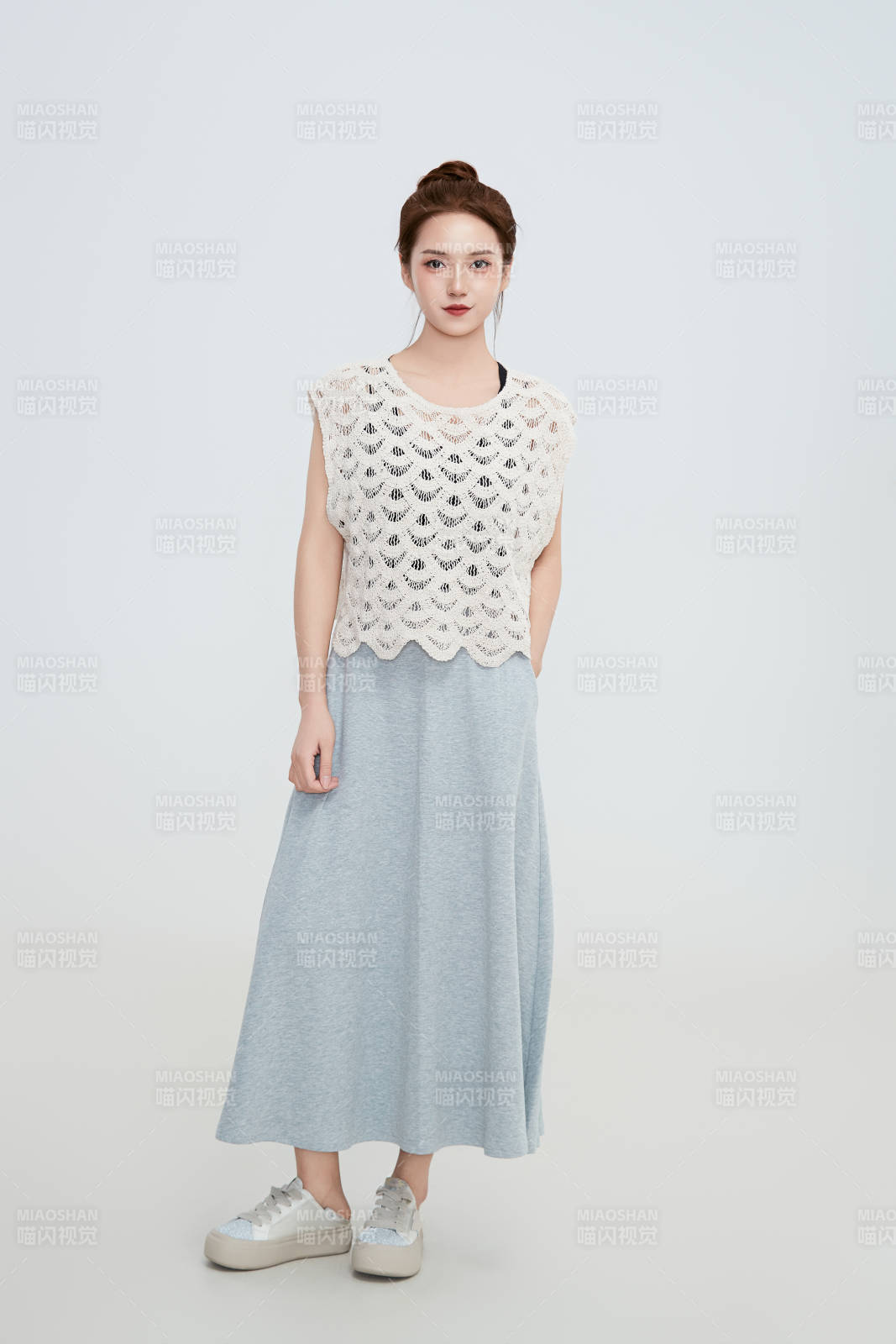 在攝影棚拍攝的青年時尚女性