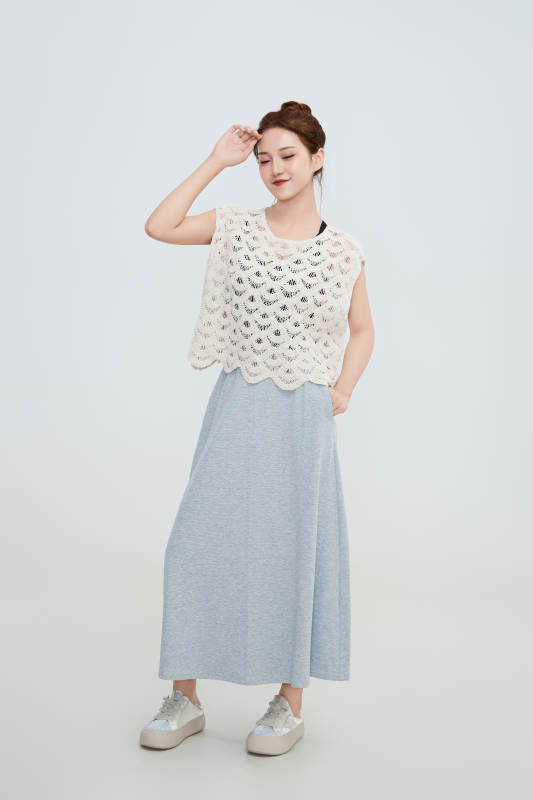 在摄影棚拍摄的青年时尚女性