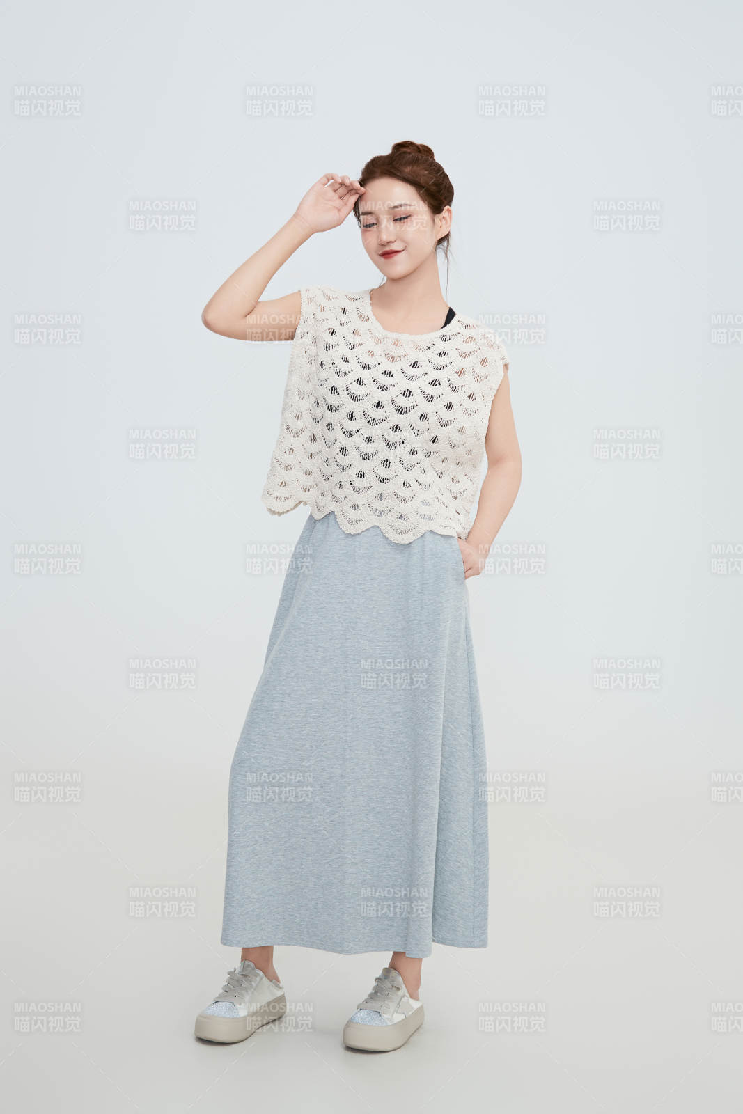 在摄影棚拍摄的青年时尚女性