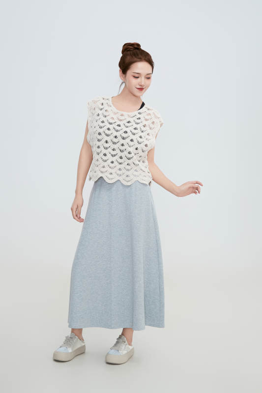 在摄影棚拍摄的青年时尚女性