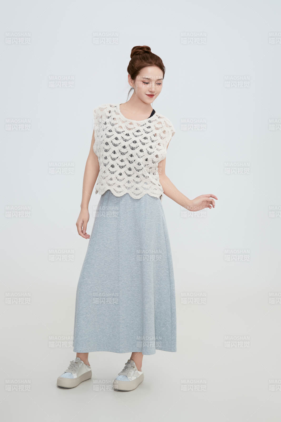 在攝影棚拍攝的青年時尚女性