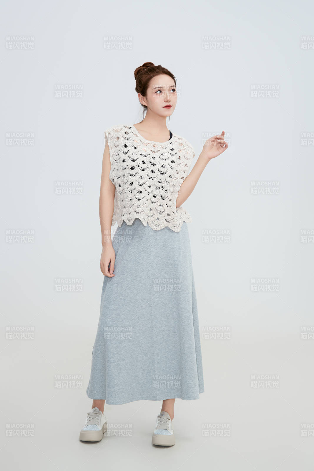 在摄影棚拍摄的青年时尚女性