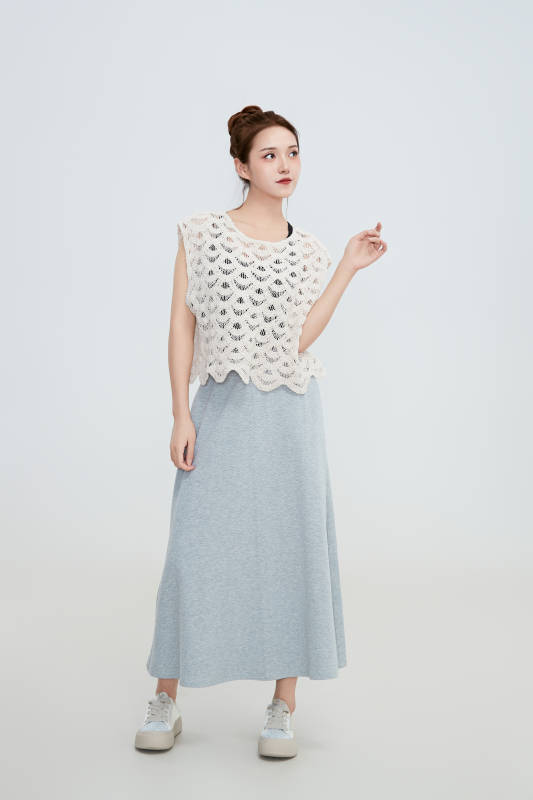 在摄影棚拍摄的青年时尚女性