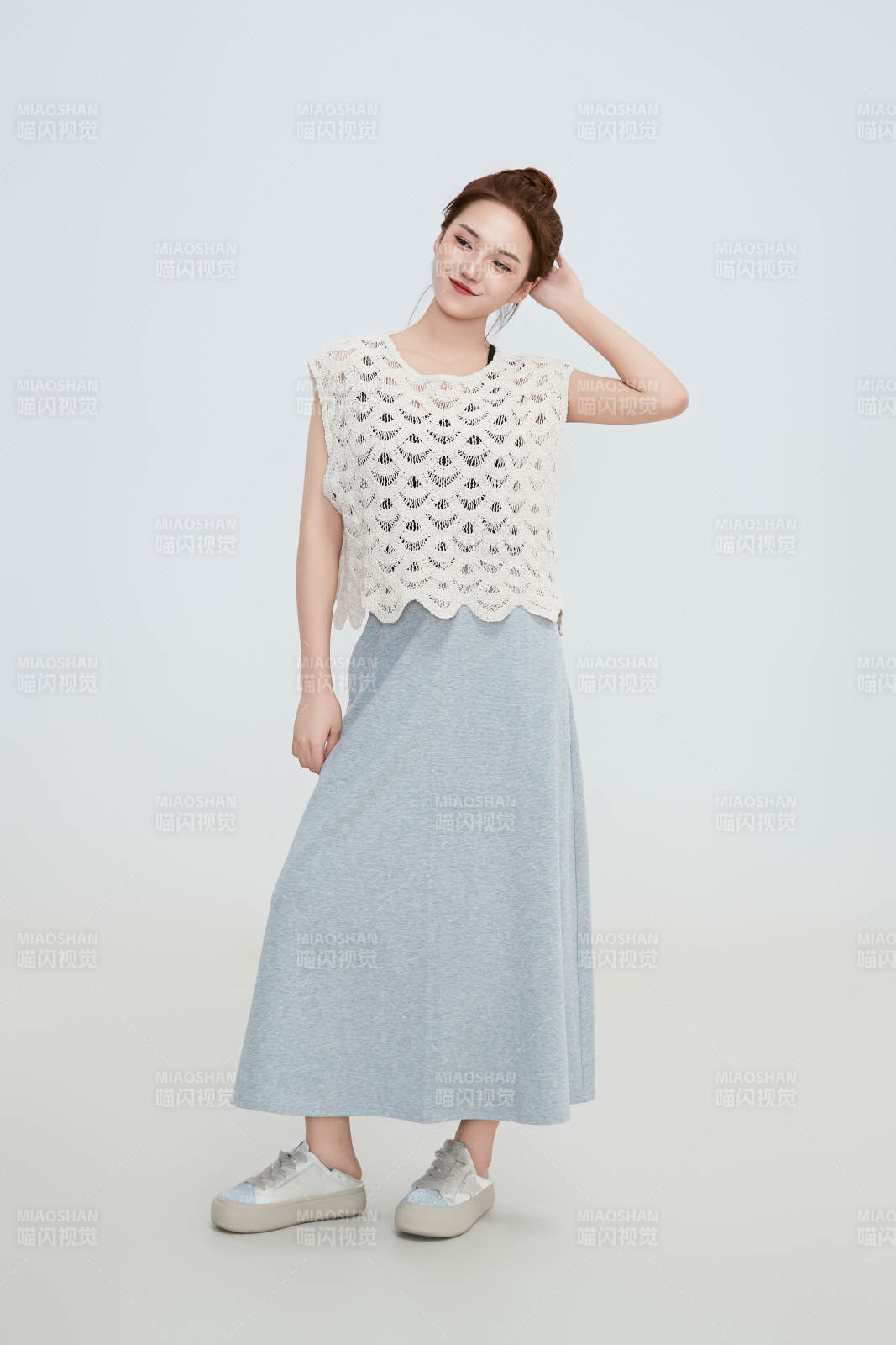 在摄影棚拍摄的青年时尚女性