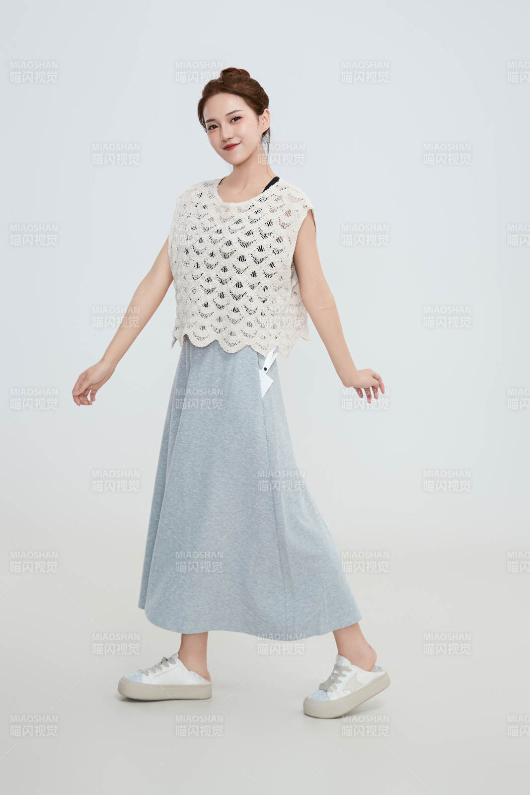 在摄影棚拍摄的青年时尚女性