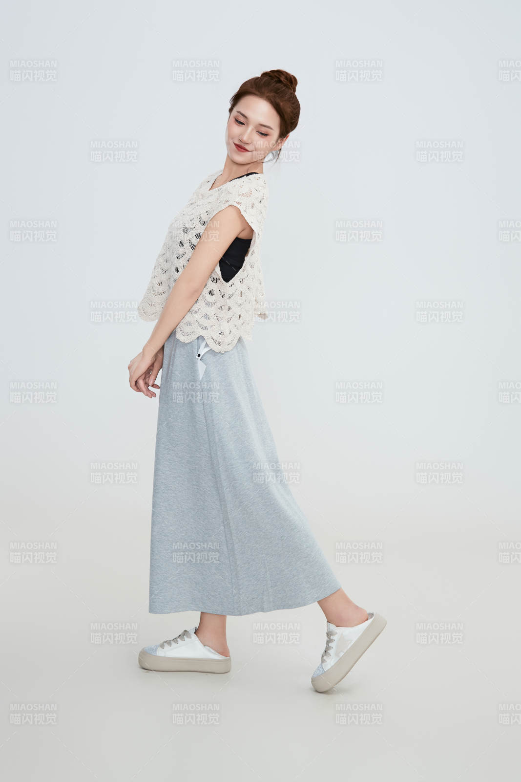 在攝影棚拍攝的青年時尚女性