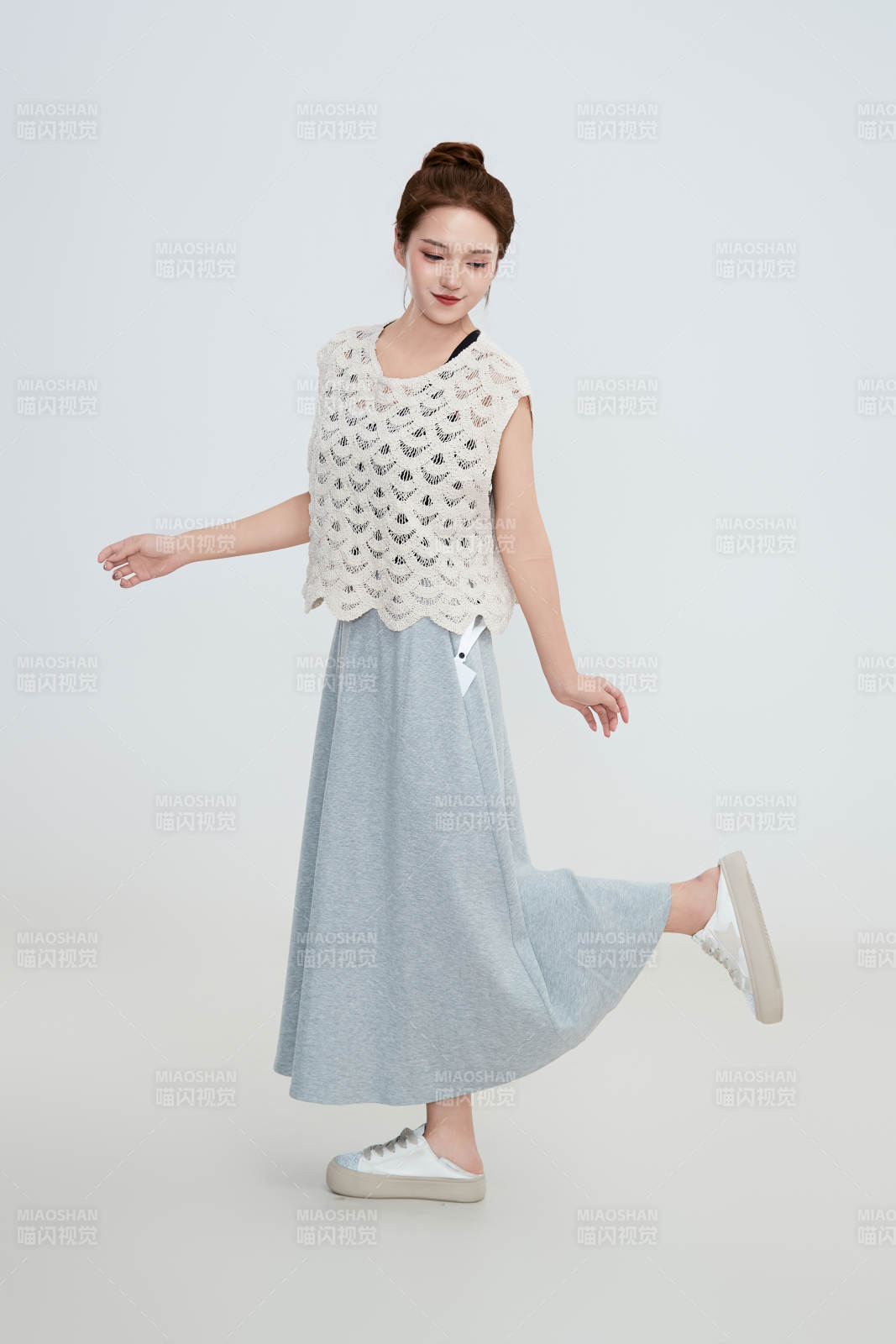 在摄影棚拍摄的青年时尚女性