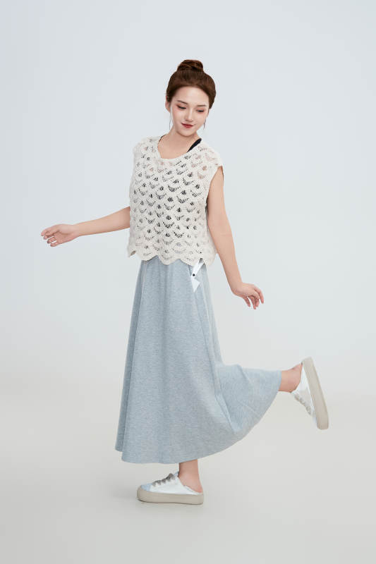 在摄影棚拍摄的青年时尚女性