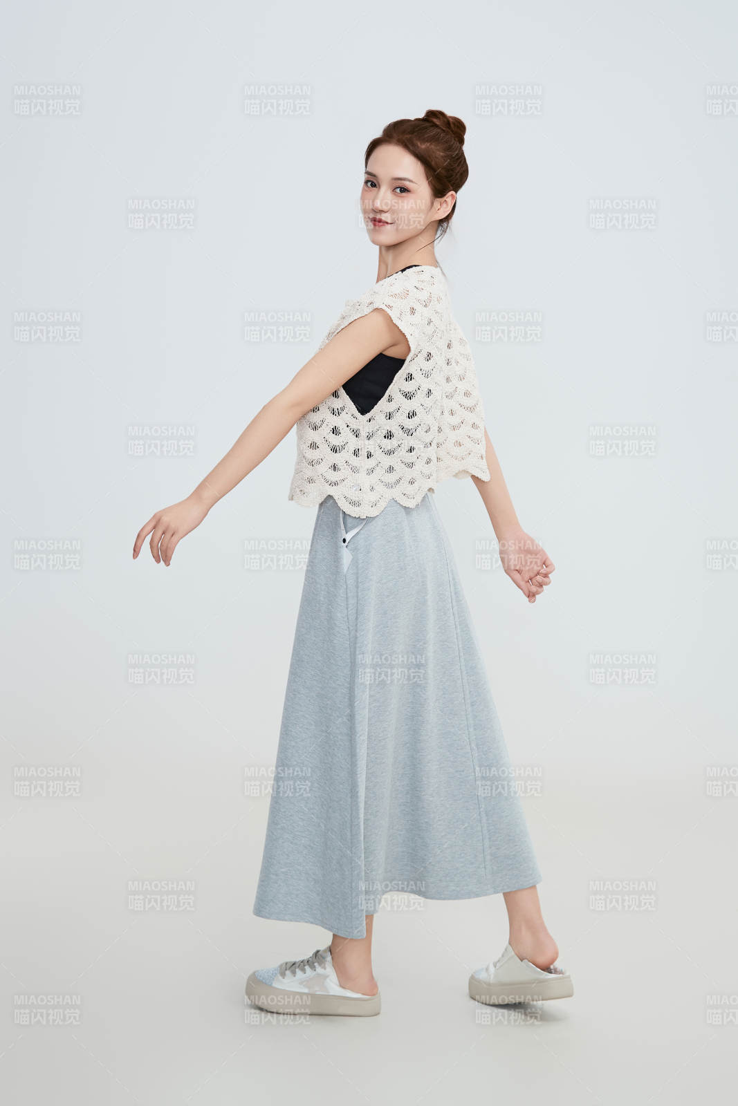 在攝影棚拍攝的青年時尚女性