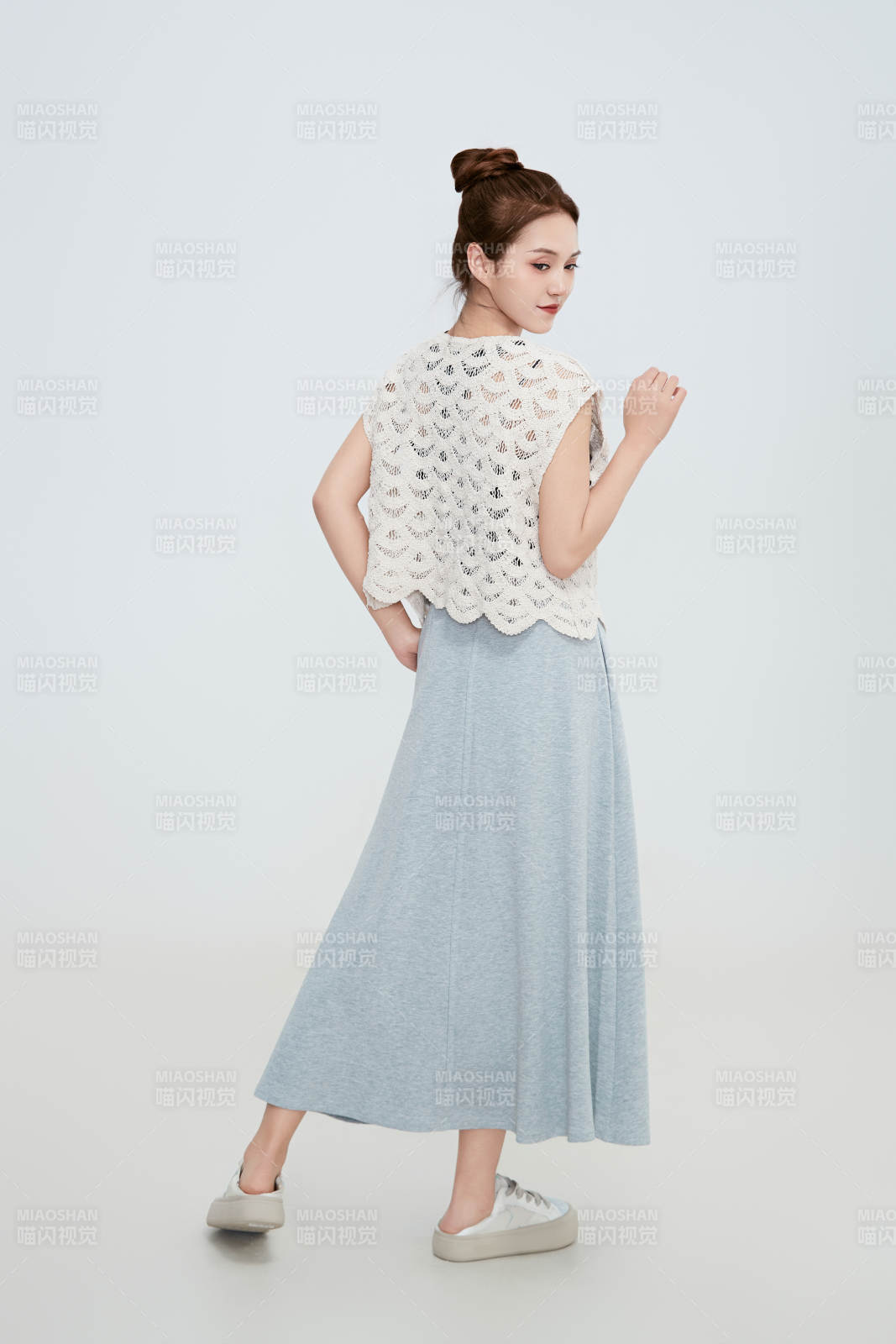 在攝影棚拍攝的青年時(shí)尚女性