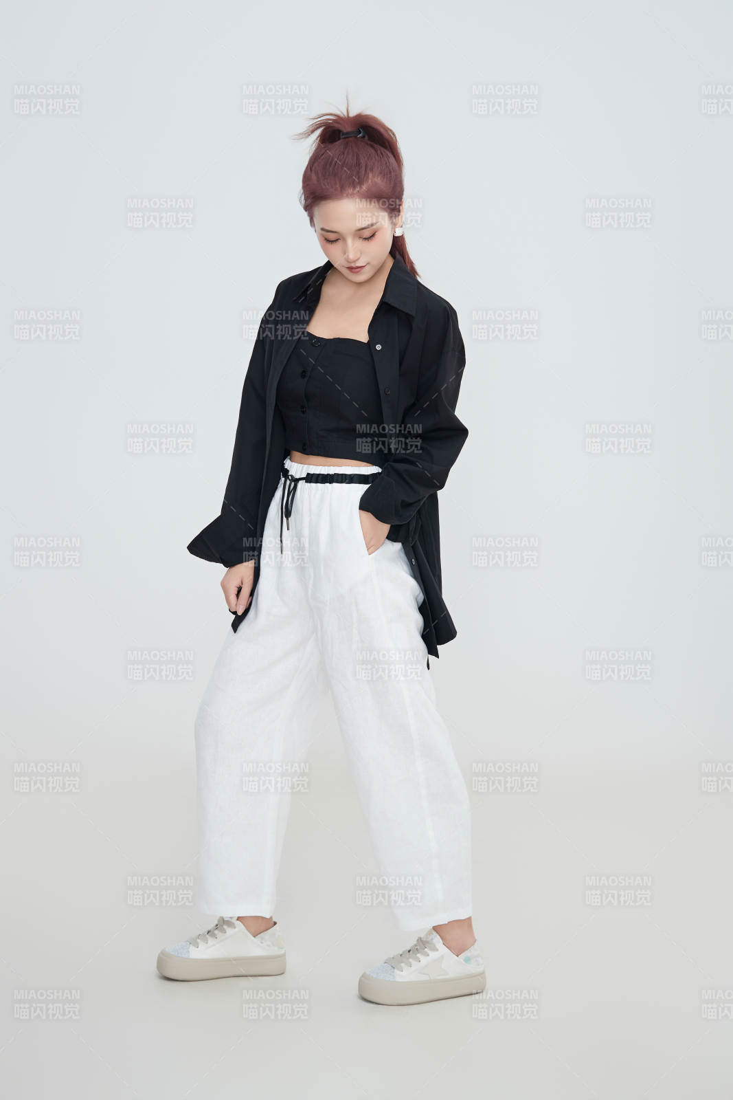 在攝影棚拍攝的青年時尚女性
