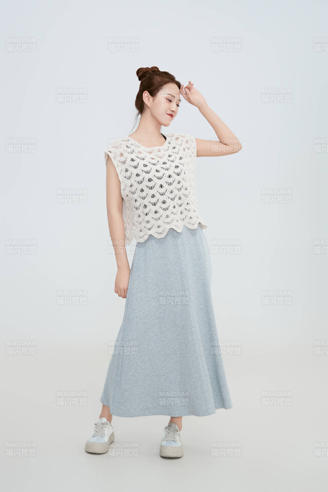 在攝影棚拍攝的青年時(shí)尚女性