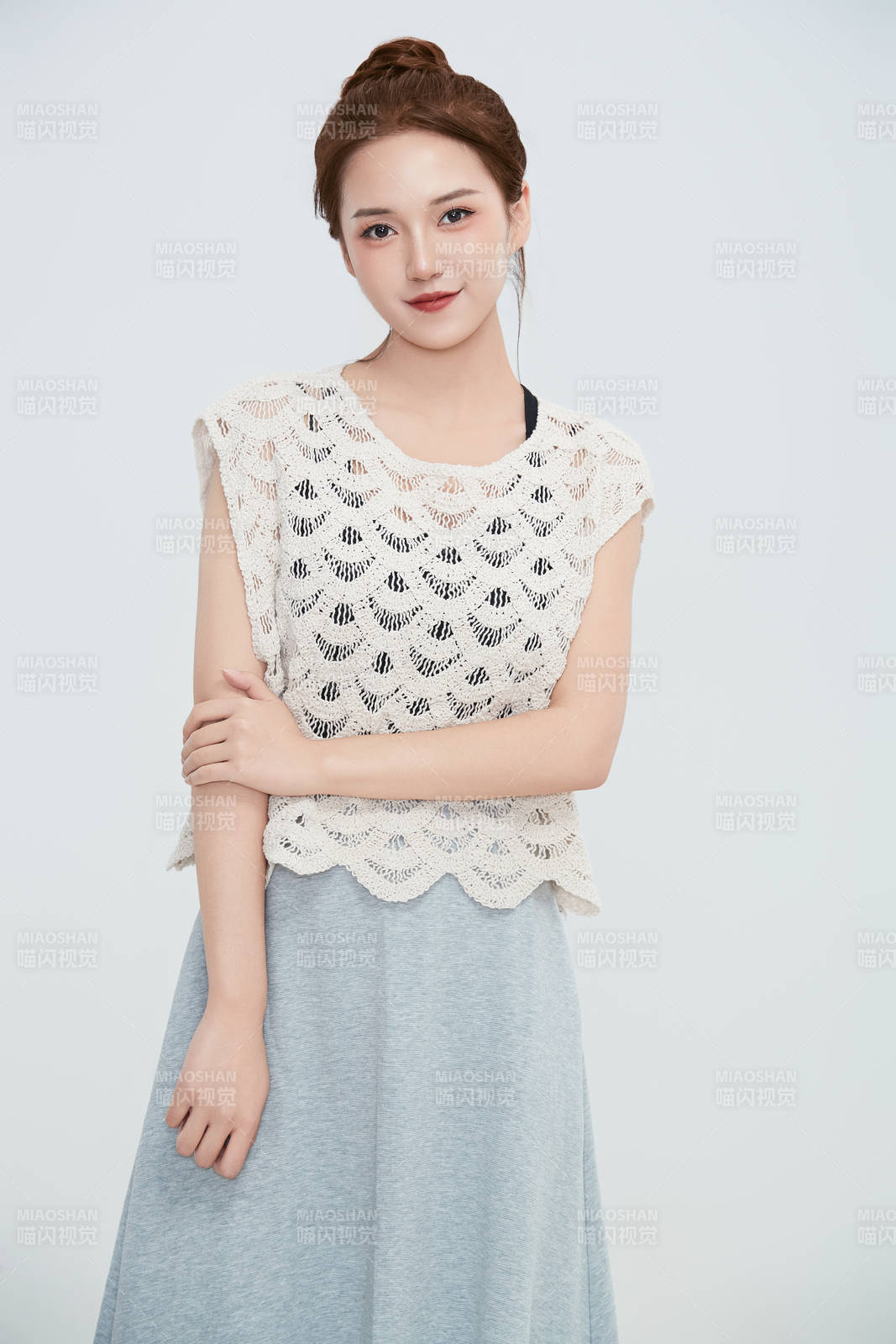 在攝影棚拍攝的青年時尚女性