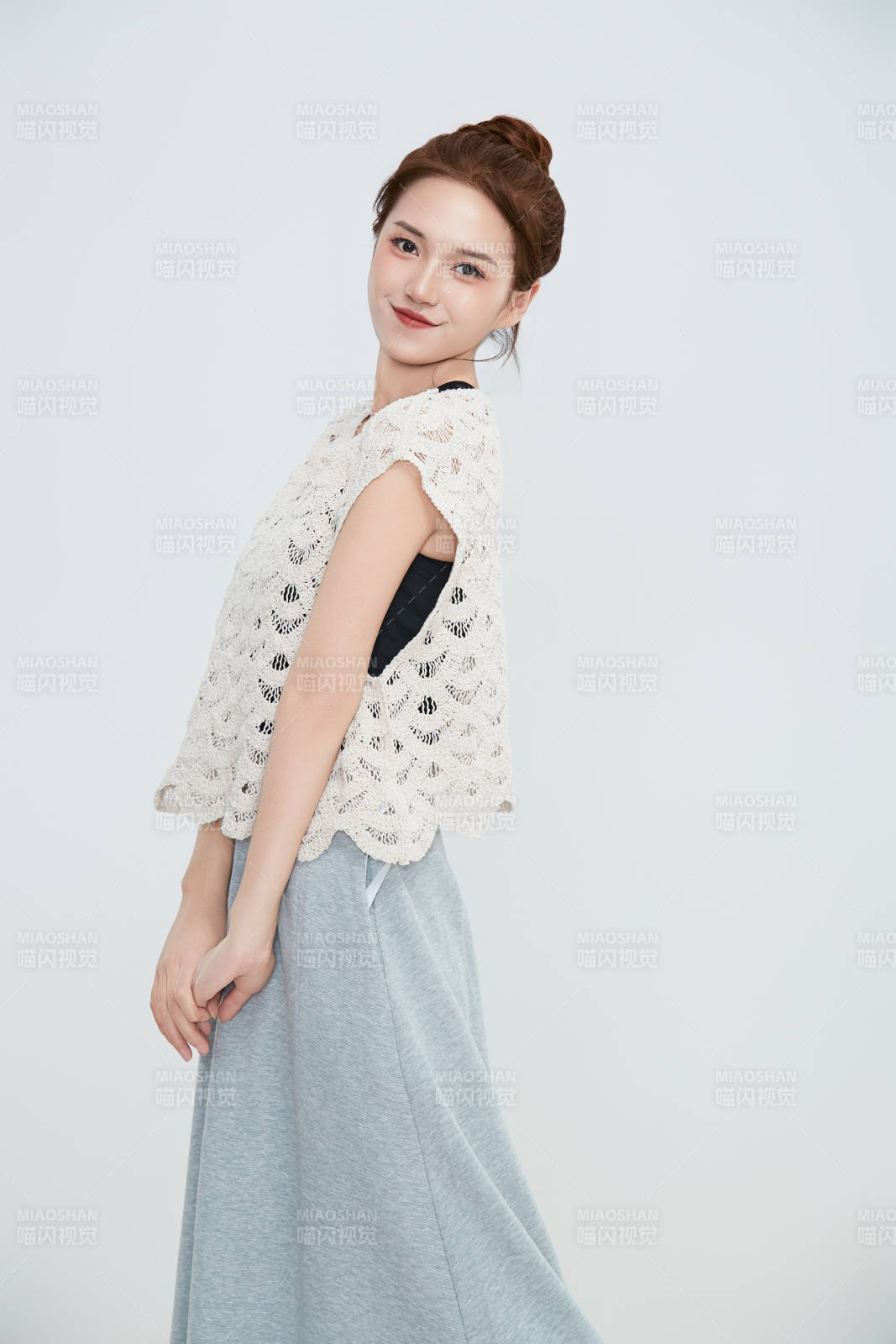 在攝影棚拍攝的青年時(shí)尚女性