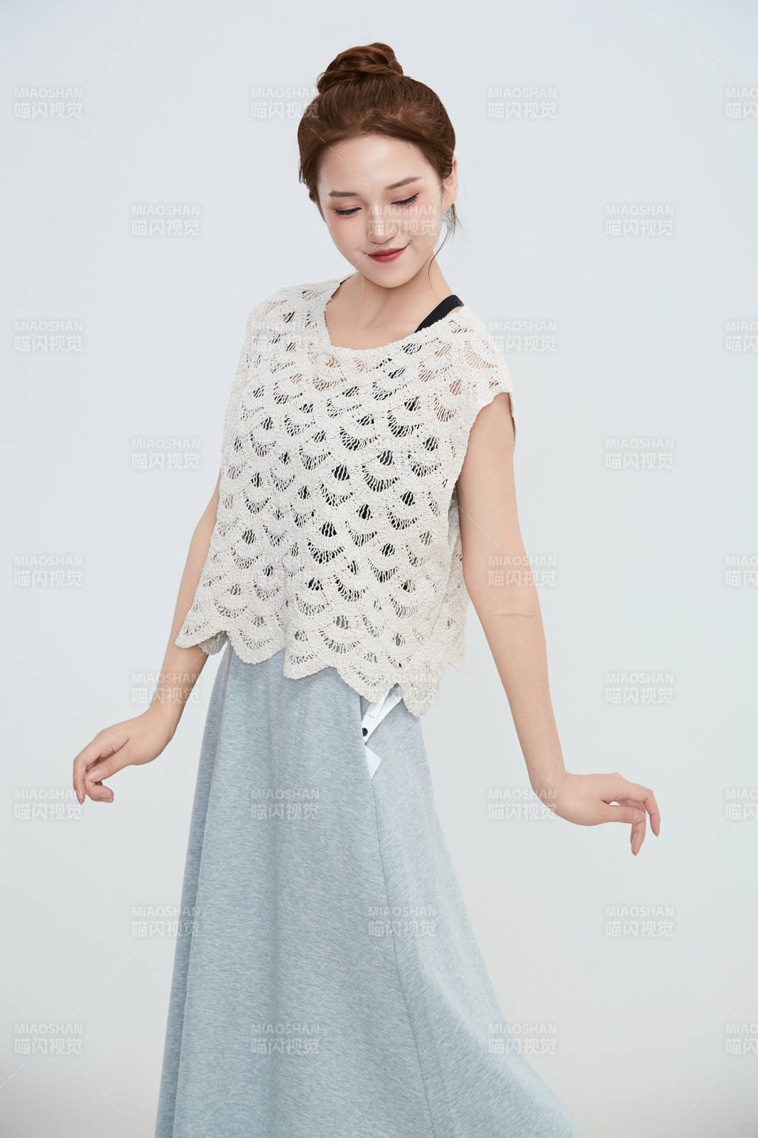 在攝影棚拍攝的青年時尚女性