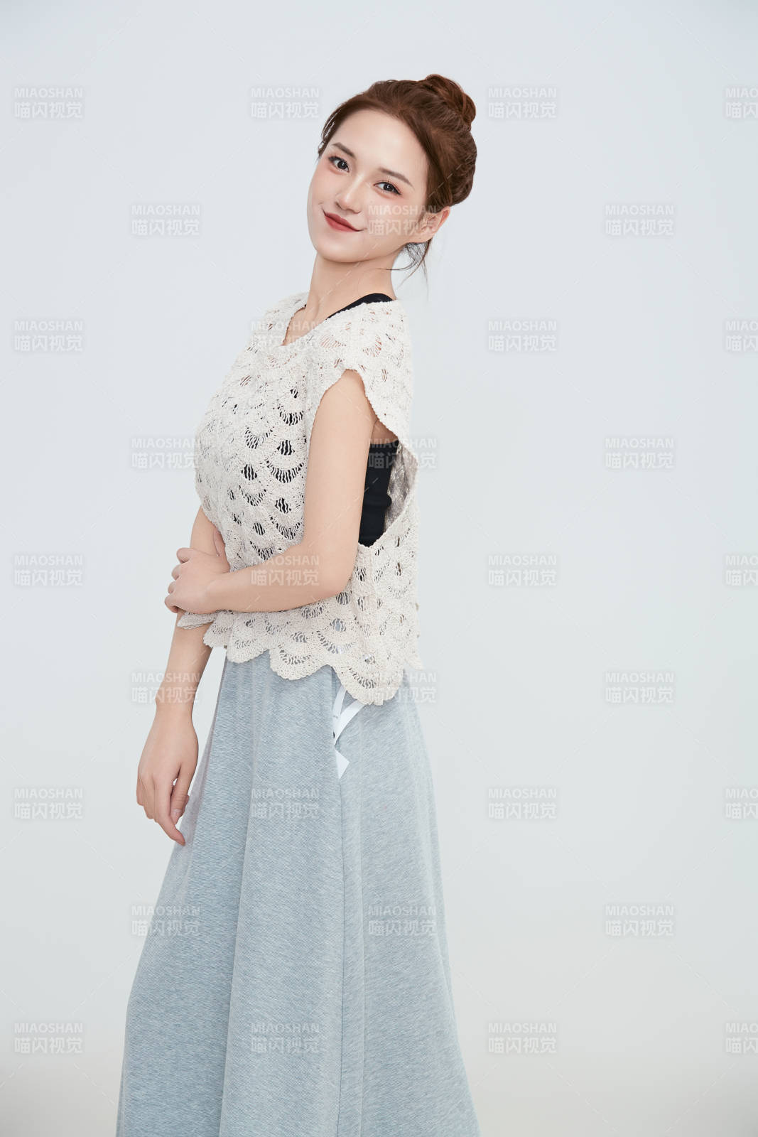 在攝影棚拍攝的青年時尚女性