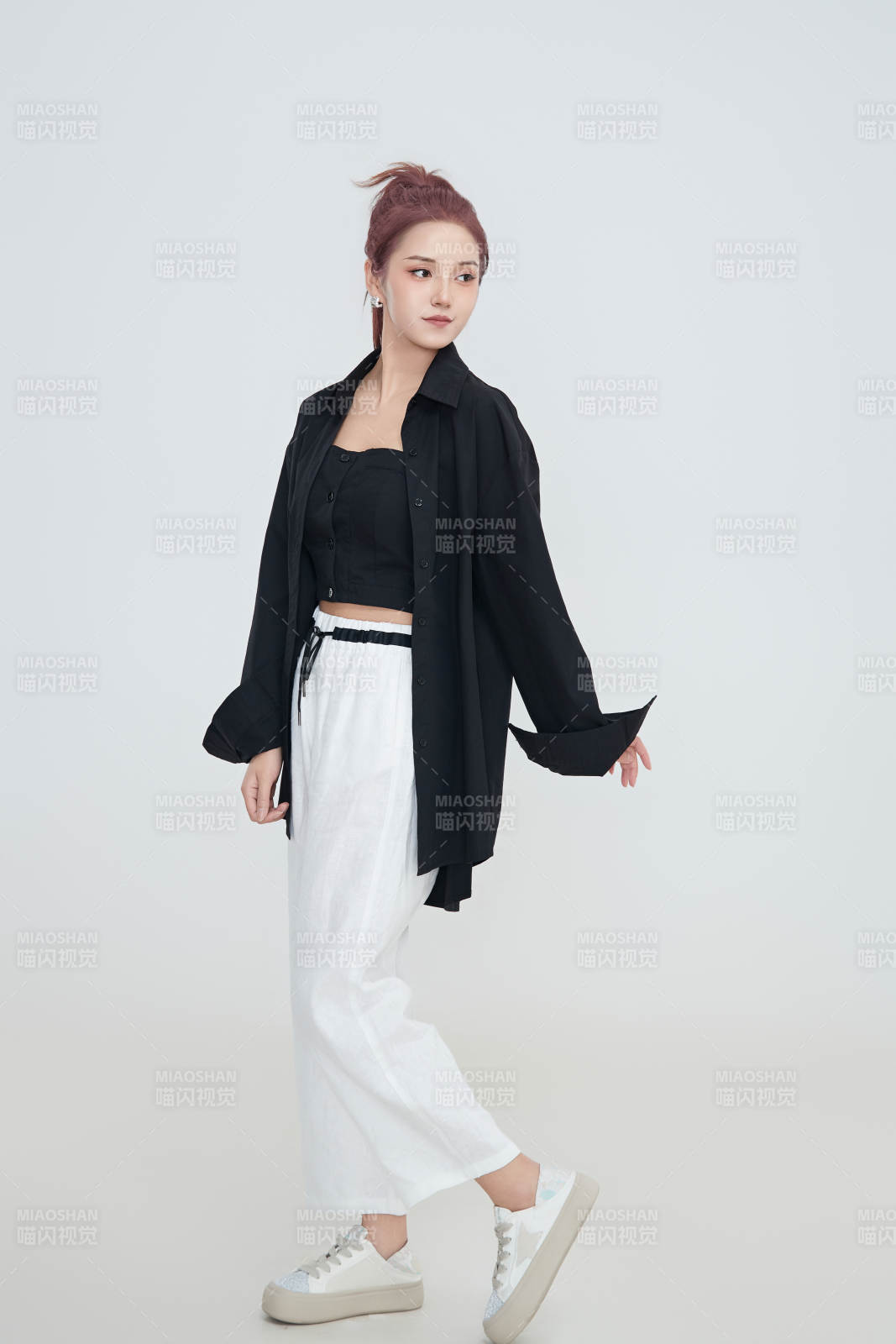 在攝影棚拍攝的青年時尚女性