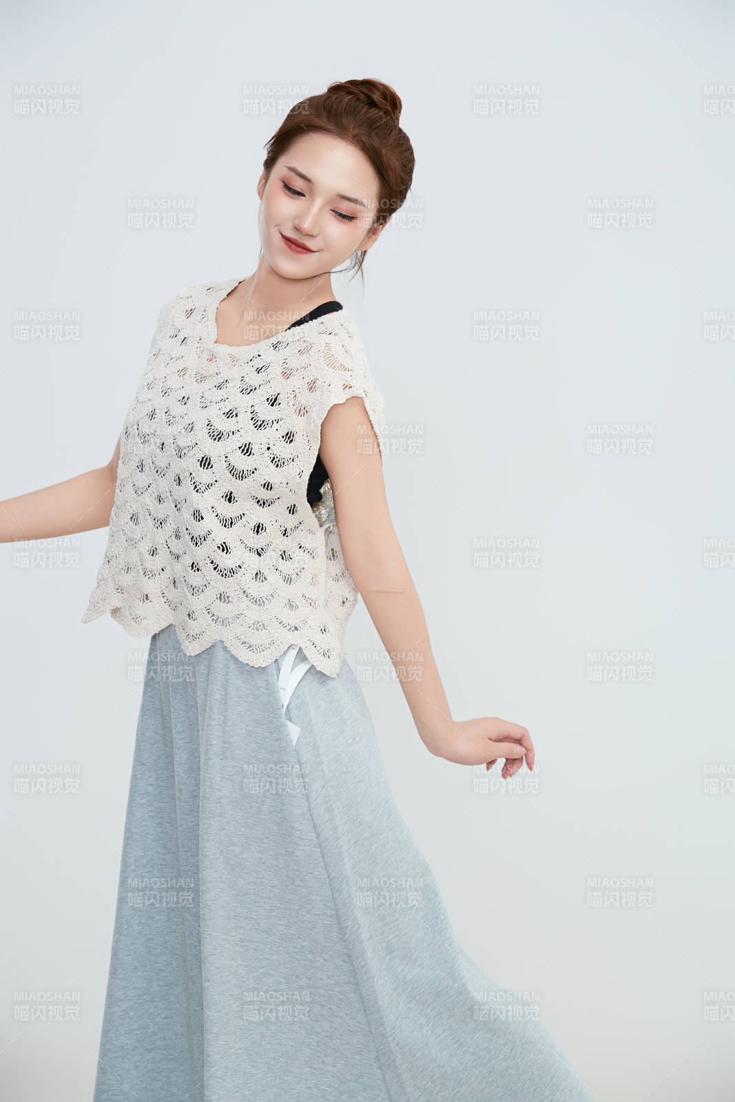 在攝影棚拍攝的青年時尚女性